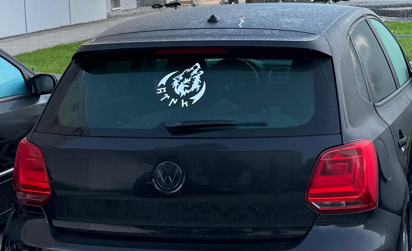 Auto-Sticker Wolf & Halbmond – Türk in Göktürk-Schrift (Weiß)