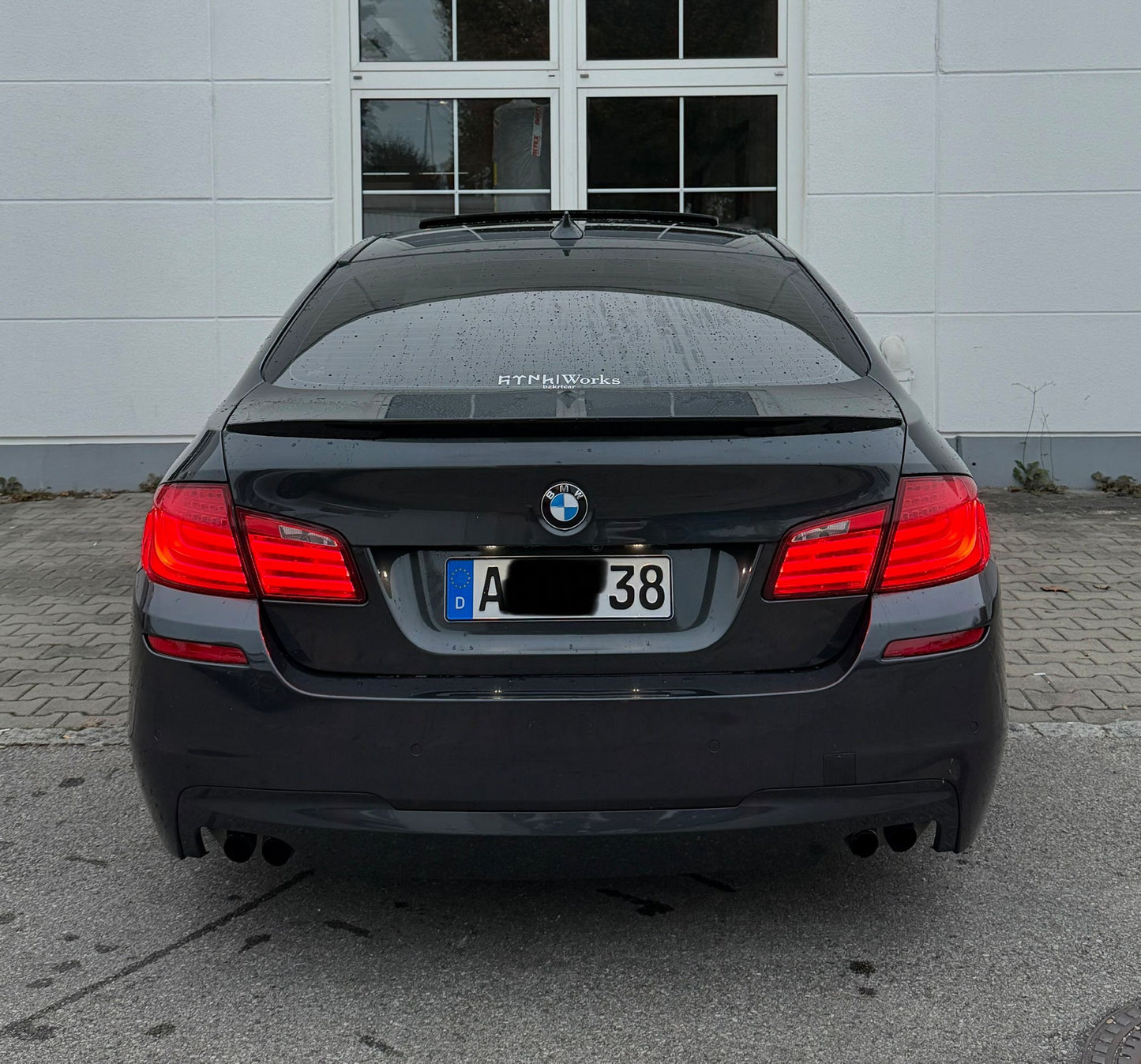 Auto-Sticker 𐱅𐰇𐰼𐰰 | works – Türk in Göktürk-Schrift (Weiß)